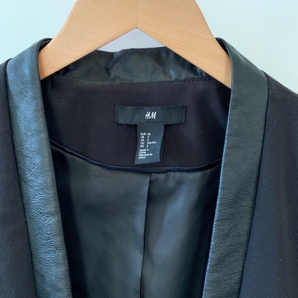 🖤 Fitted H&M Black Blazer with Leather Lapel - Picture 2 of 5